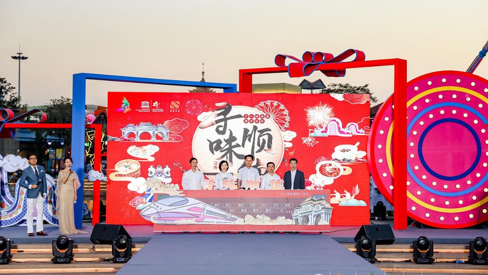 商业地产中国红元旦新年氛围包装美陈合集方案